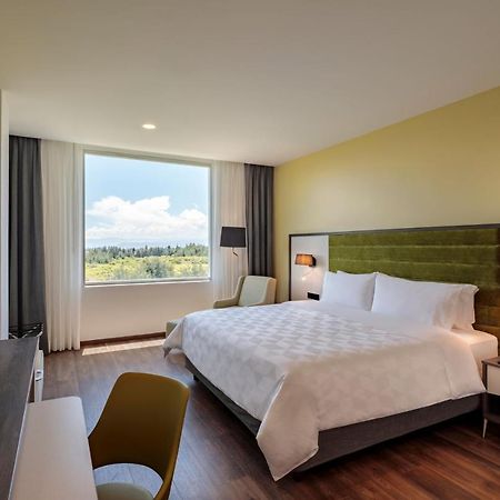 Holiday Inn - Quito Airport By Ihg Tababela Zewnętrze zdjęcie A room at the Hilton Garden Inn in San Jose, Costa Rica