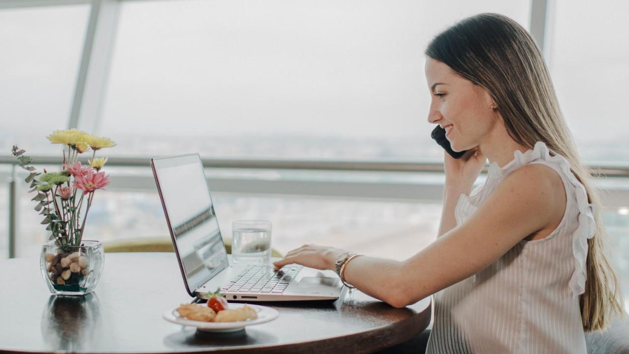 Holiday Inn - Quito Airport By Ihg Tababela Zewnętrze zdjęcie A woman working from home