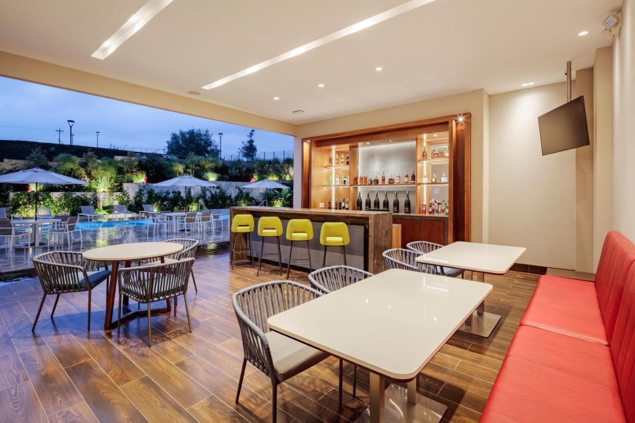 Holiday Inn - Quito Airport By Ihg Tababela Zewnętrze zdjęcie The pool bar at the hotel
