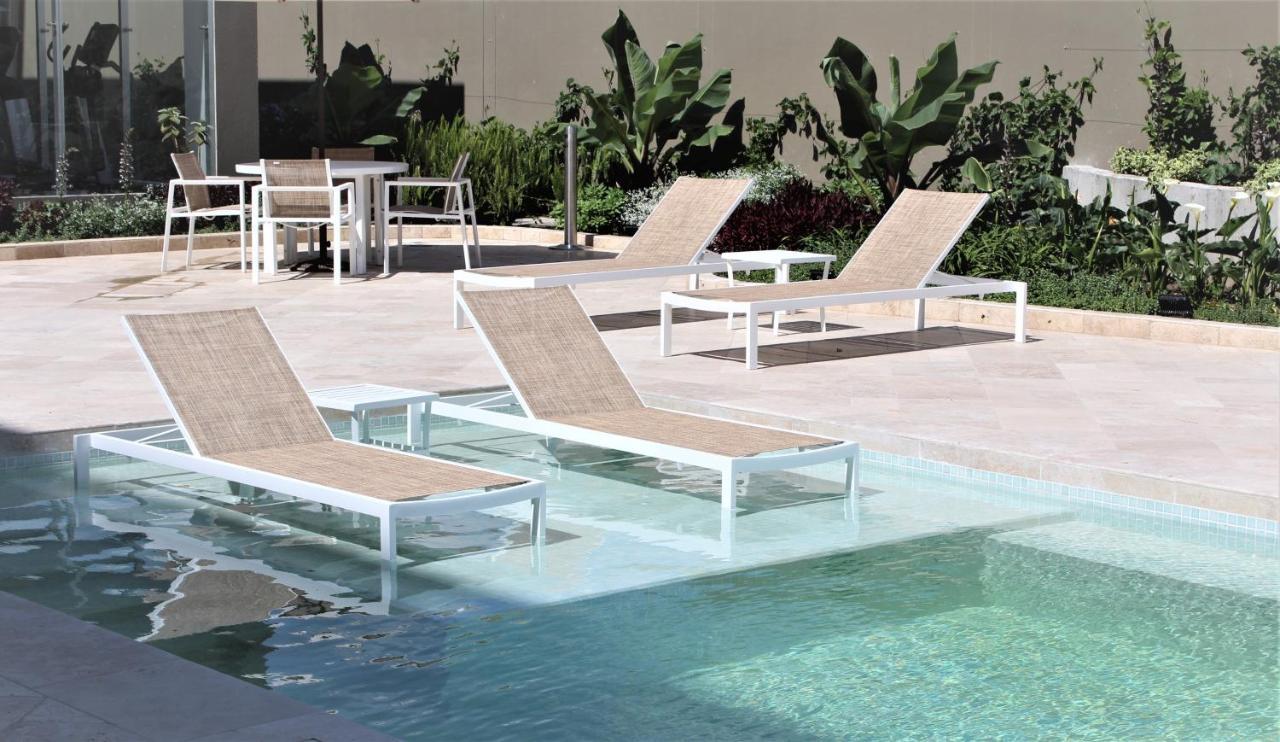 Holiday Inn - Quito Airport By Ihg Tababela Zewnętrze zdjęcie Sunbathing chairs